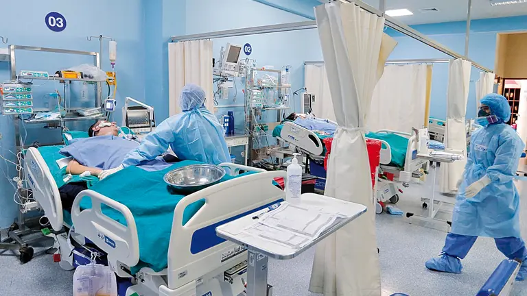 Trabajadores de la salud atienden nuevos pacientes COVID, en Perú. EFE
