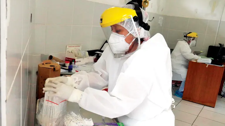 Una enfermera alista las pruebas antígeno nasal en Santa Cruz. APG