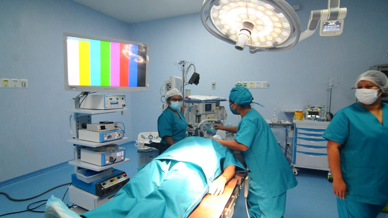 Entrega de equipos de terapia intensiva en el Hospital del Norte de Cochabamba. NO&Eacute; PORTUGAL