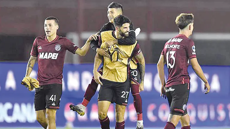 Jugadores de Lanús celebran pase a la final. EFE
