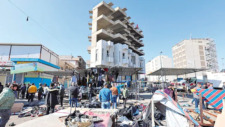 Fuerzas de seguridad iraquíes patrullan por la zona del ataque. EFE