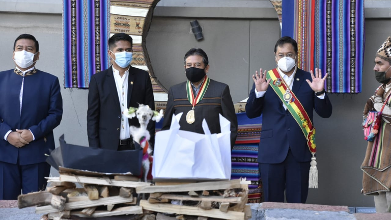 El presidente Luis Arce y el vicepresidente David Choquehuanca inician los actos por el aniversario del Estado Plurinacional con una ofrenda a la Pachamama. BOLIVIA TV