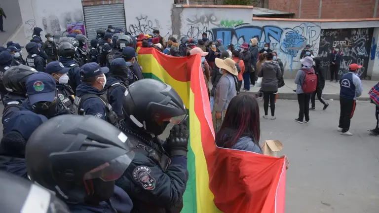 La Polic&iacute;a Municipal frente a los comerciantes de Alasita, en La Paz. APG