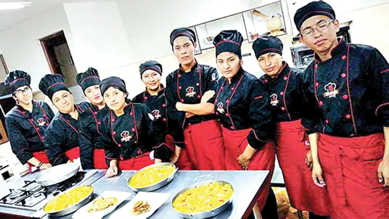 Uno de los grupos de estudiantes junto a los chefs en el curso.  CORTESÍA EDUCARTE