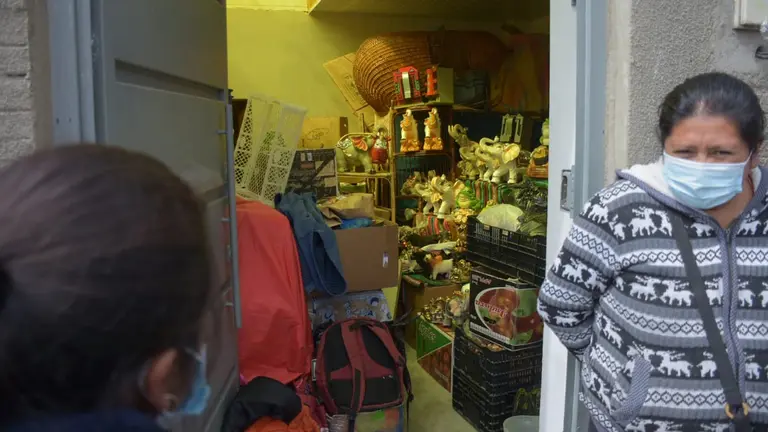 Una feriante en la puerta de una habitaci&oacute;n que alquil&oacute; para vender. APG