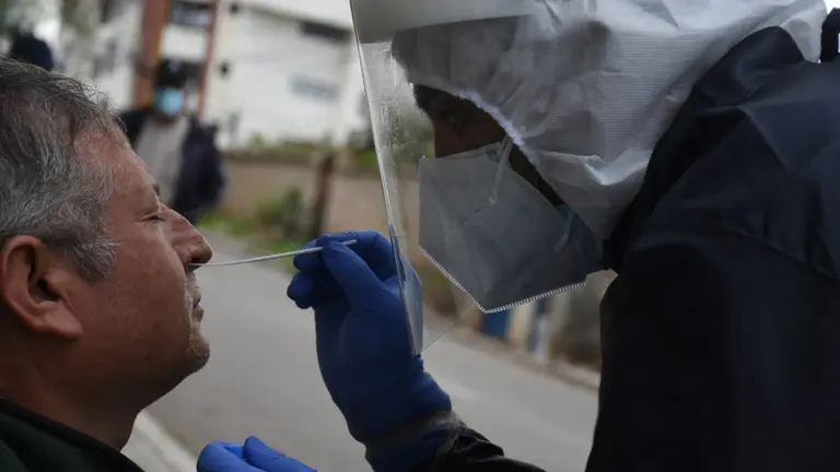 Personal de salud toma muestras para la prueba antigeno nasal en El Temporal, en Cochabamba. DICO SOL&Iacute;S