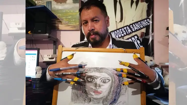 Saxoman muestra una de sus &ldquo;obras de arte&rdquo; realizada con los 10 dedos. FACEBOOK