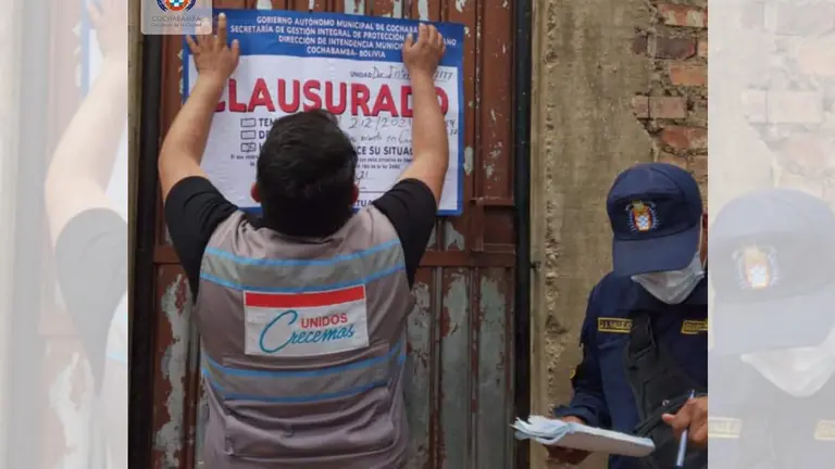 Un funcionario de la Intendencia clausura una chichería en la zona sur. ALCALDÍA DE COCHABAMBA