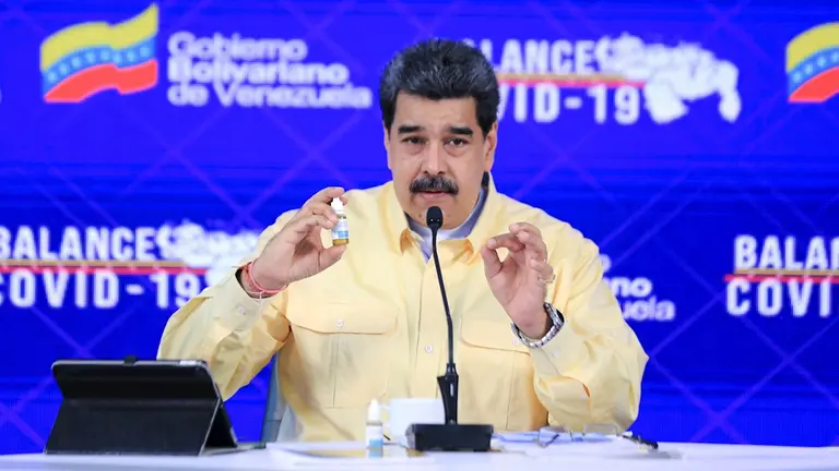Nicol&aacute;s Maduro muestra las"gotitas" milagrosas. EFE