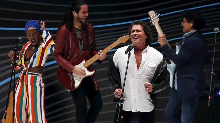 Fotograf&iacute;a de archivo del 29 de mayo de 2019, que muestra al cantautor colombiano Carlos Vives (2d) mientras act&uacute;a durante el congreso empresarial EXMA 2019, en Bogot&aacute; (Colombia).EFE