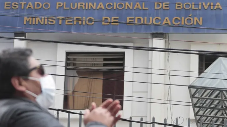 Una protesta de padres de familia frente al Ministerio de Educaci&oacute;n, el 18 de enero. APG