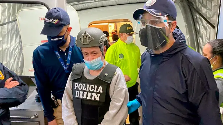 Fotografía cedida por Migración Colombia que muestra al exjefe paramilitar colombiano Hernán Giraldo Serna, luego de su llegada en calidad de deportado desde los Estados Unidos hoy, a Bogotá (Colombia). EEUU