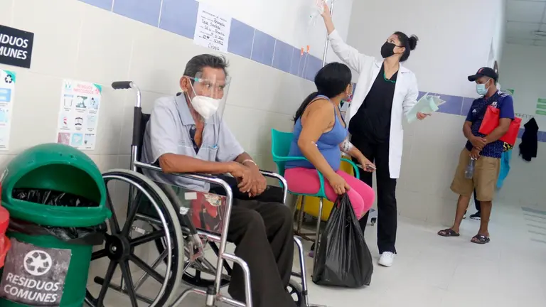 Pacientes son atendidos en los pasillos del Hospital El Bajío hoy, en la ciudad de Santa Cruz. EFE