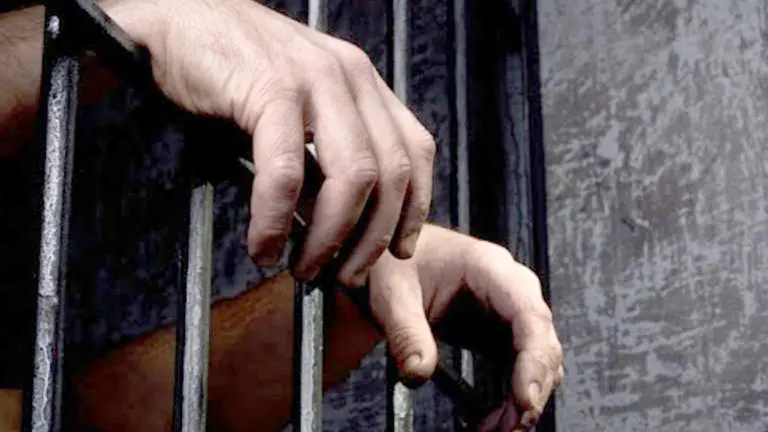 Fotografía ilustrativa de un detenido en una c&aacute;rcel./ PIXABAY