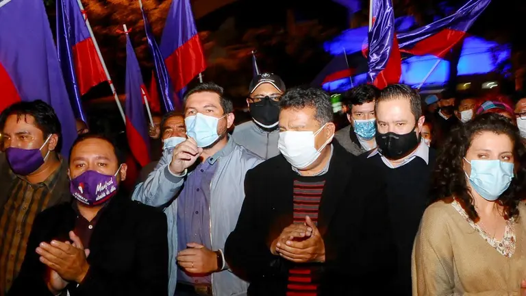 Los miembros de la alianza Súmate, el 28 de diciembre, durante la inscripción de candidatos en el TED. NOÉ PORTUGAL