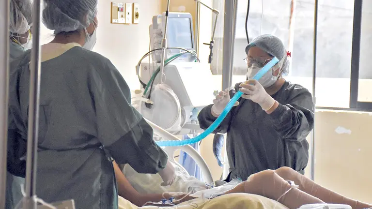 Profesionales de salud conectan a un paciente con coronavirus, en terapia intensiva. DICO SOLÍS