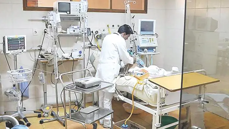Un médico intensivista controla a un paciente. ARHIVO