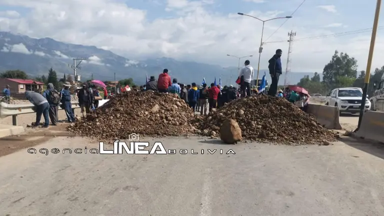 Manifestantes cortan la carretera. Agencia en L&iacute;nea Bolivia