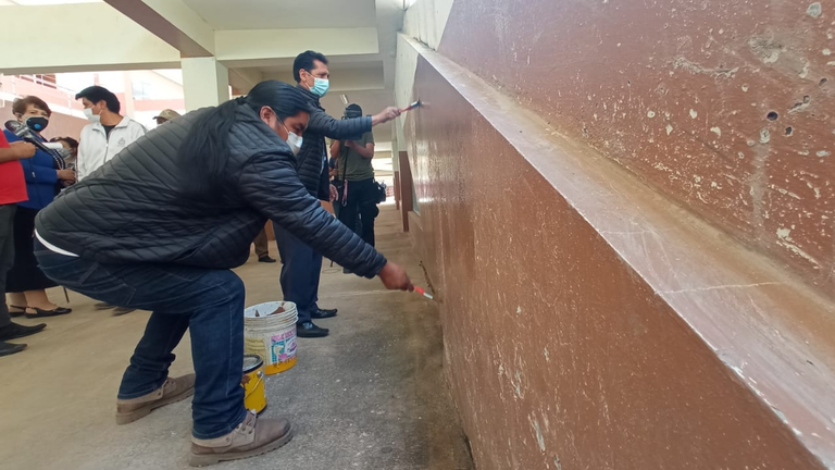 Padres de familia inician los trabajos de refacci&oacute;n en escuelas tras recibir materiales de la Alcald&iacute;a. GAMC