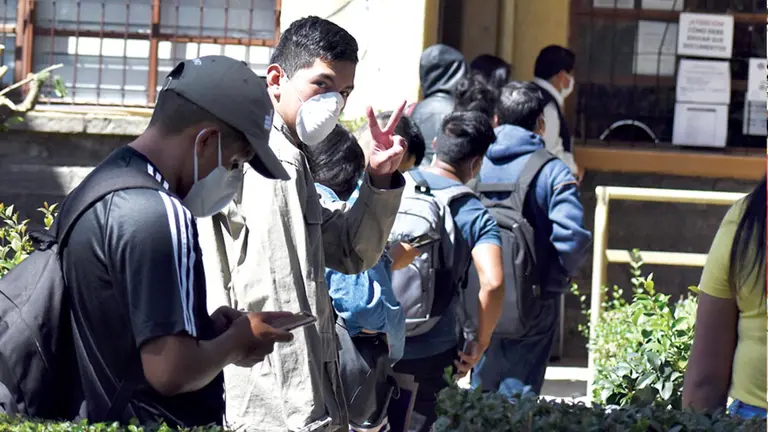 Universitarios concurren al campus de la UMSS en pandemia para realizar trámites administrativos. NOÉ PORTUGAL