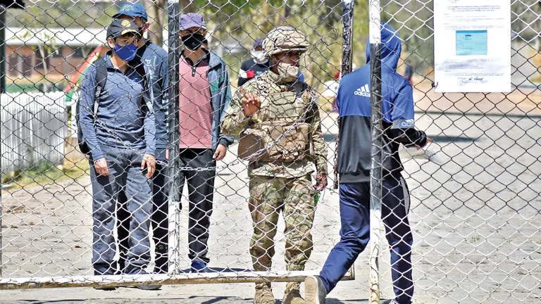 Un grupo de premilitares  en el recinto de Cotapachi de Quillacollo. DICO SOLÍS