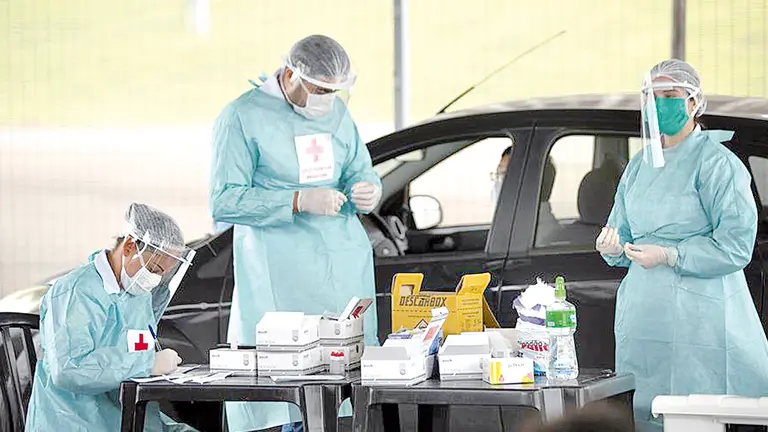 Trabajadores de la salud que realizan pruebas rápidas de coronavirus en Brasilia. EFE
