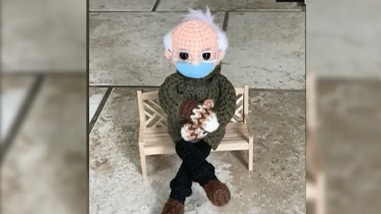 El mu&ntilde;eco inspirado en la fotograf&iacute;a de Bernie Sanders. Captura CNN