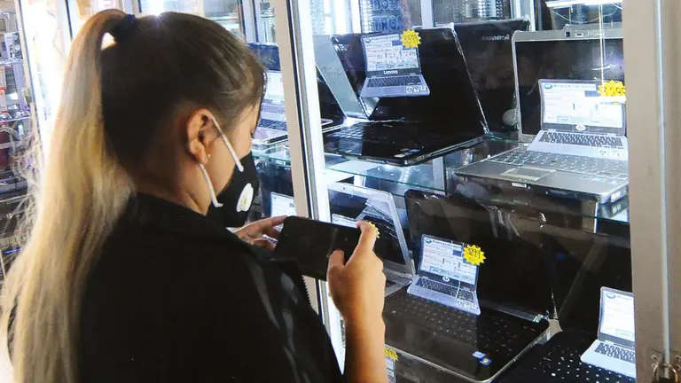 Una persona observa una computadora en una tienda de Cochabamba. NOÉ PORTUGAL
