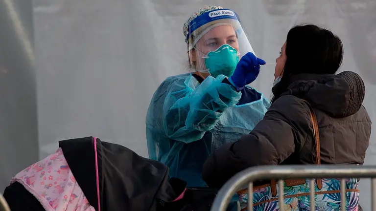 Una enfermera en Estados Unidos toma una prueba de coronavirus a una persona con s&iacute;ntomas. EFE