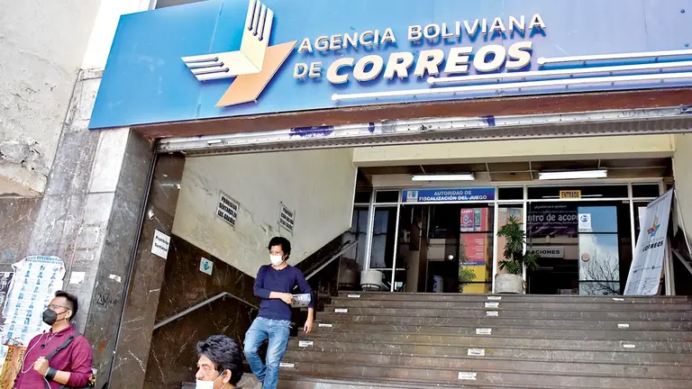 El ingreso a la filial Cochabamba de la Agencia Bolivia de Correos. DICO SOLÍS