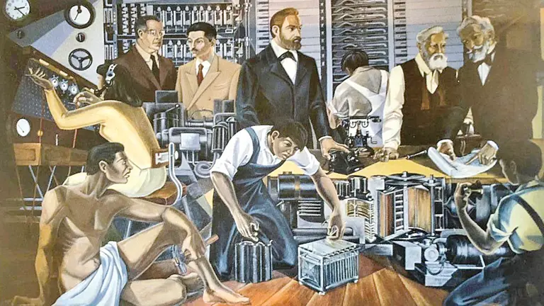 El mural &ldquo;Historia de la telefonía&rdquo; (1954) emplazado en la Cooperativa de Telecomunicaciones de Sucre. PEDRO QUEREJAZU 