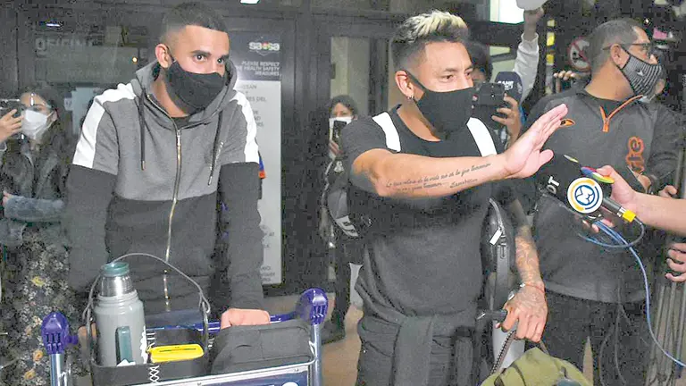 Elías Alderete (i) junto a Brian Sarmiento en el aeropuerto. DICO SOLÍS