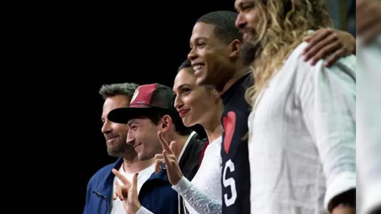 En la imagen, el elenco de la pel&iacute;cula "Justice League". (i-d) Ben Affleck (Batman), Ezra Miller (Flash), Gal Gadot (Wonder Woman), Ray Fisher (Cyborg) y Jason Momoa (Aquaman). EFE