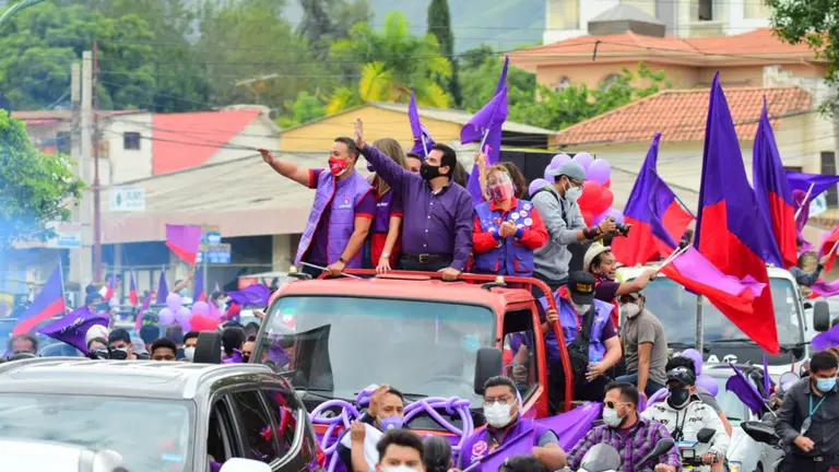 Manfred Reyes Villa y la caravana esta tarde en Cochabamba. S&uacute;mate