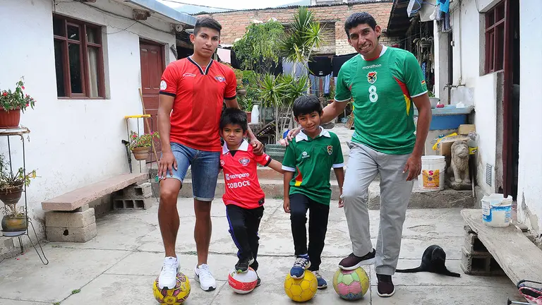 &Eacute;dgar Olivares (d), gran referente de Wilster, junto a sus hijos. DICO SOL&Iacute;S