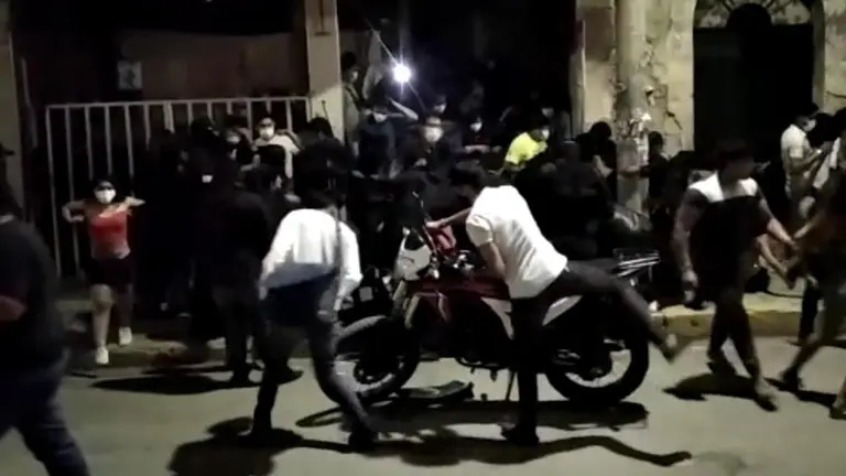 J&oacute;venes salen de una fiesta realizada al margen de la ley en Quillacollo. INTENDENCIA DE QUILLACOLLO