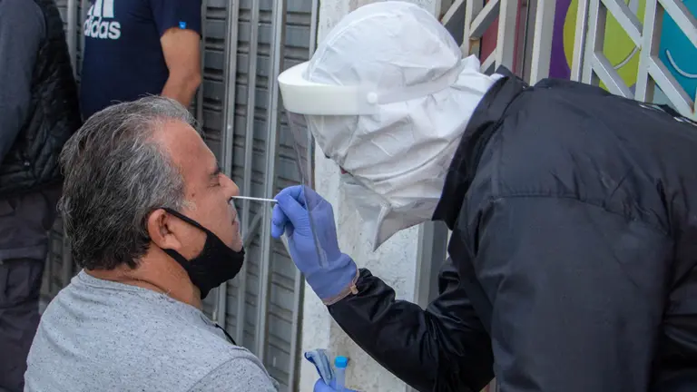 Personal de salud realiza control a una persona durante el rastrillaje, el pasado domingo. GAMC