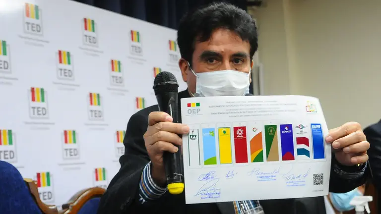 El sorteo de ubicación de franjas en las papeletas de Cochabamba, en días pasados. NOÉ PORTUGAL