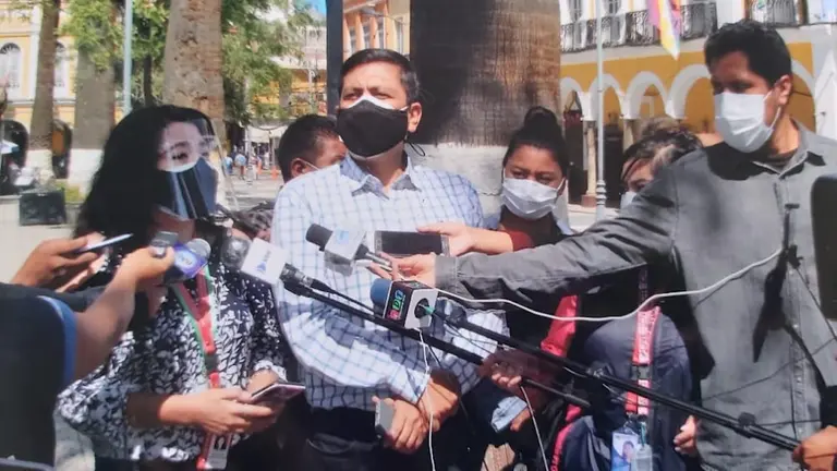 Representantes de la FSTPC y los trabajadores de la PAT, durante una conferencia de prensa.
