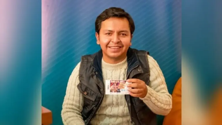 Nelzon Vela Vallejos ense&ntilde;a el boleto ganador. Gentileza