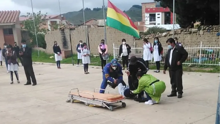 La menor de edad es atendida en su colegio. Urgentebo
