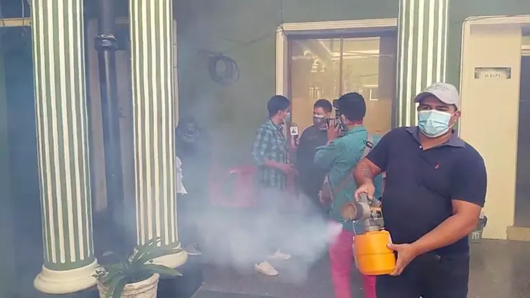 Desinfectan ambientes del Comando de la Policía, en Cochabamba. Frecuencia Policial