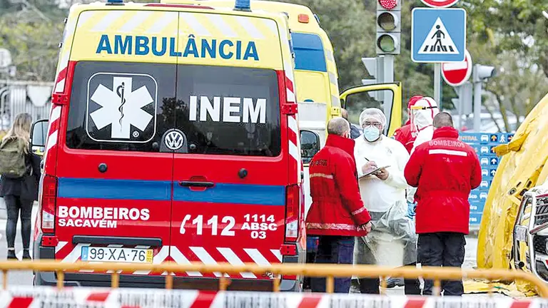 Personal médico en las puertas de un hospital de Lisboa. EFE