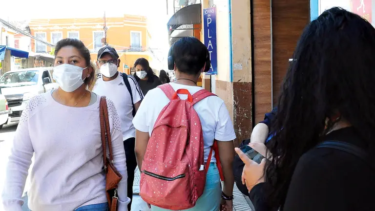 Personas circulan por la calle con barbijos. NOÉ PORTUGAL