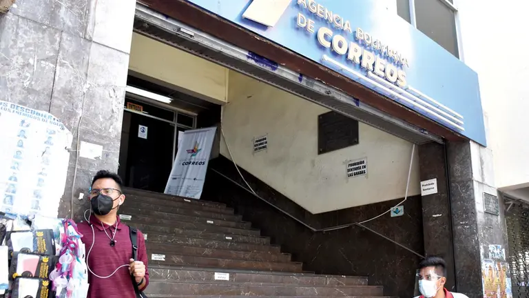 El ingreso a la Agencia Boliviana de Correos en Cochabamba.  DICO SOLÍS
