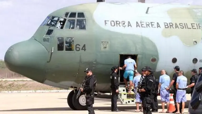 Avion de la fuerza aerea brasilera llevando presos en un operativo. Bajio News
