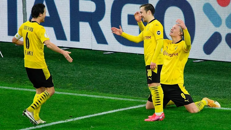 Erling Haaland del Borussia Dortmund celebra con sus compañeros de equipo Thomas Delaney y Felix Passlack tras anotar el tercer gol, partido de octavos de final entre el Borussia Dortmund y el SC Paderborn 07. EFE