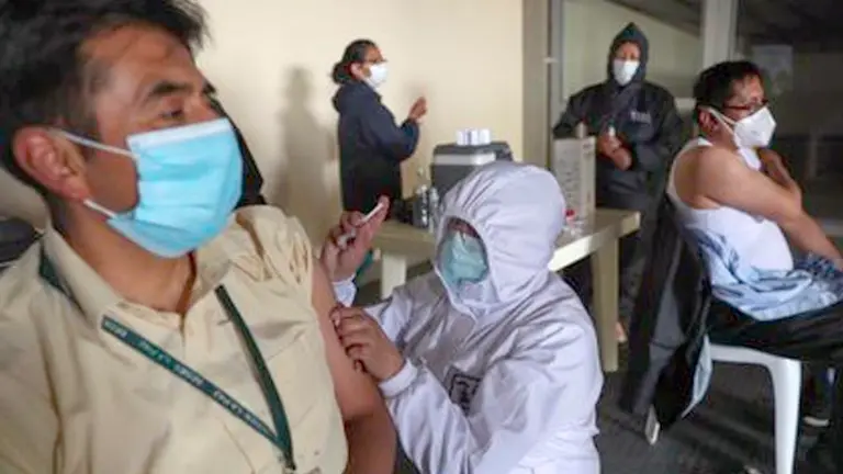 Funcionarios del Servicio Departamental de Salud (SEDES) fueron registrados este martes al recibir la vacuna Sputnik V contra la covid-19, en La Paz. EFE