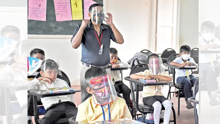 Imagen referencial de las clases presenciales a niños del Trópico. DICO SOLÍS