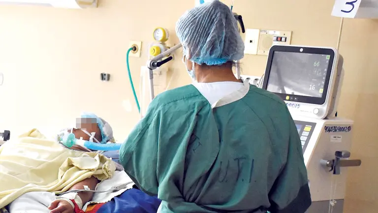 Una persona con COVID está en terapia intensiva de un hospital público de Cochabamba. DICO SOLÍS